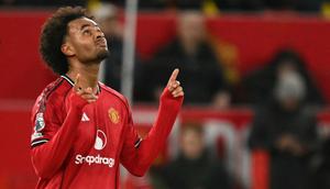 Penyerang Manchester United, Joshua Zirkzee, merayakan gol pembuka yang membuat skor 1-0 dalam pertandingan sepak bola Liga Inggris (Premier League) antara Manchester United dan Wolverhampton Wanderers di Old Trafford, Manchester, Inggris barat laut, pada 30 Desember 2025. (Oli Scarf/AFP)