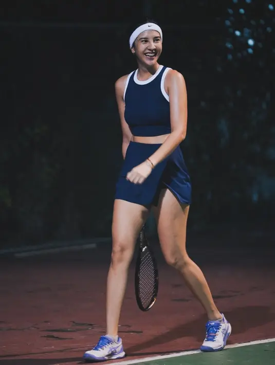Anya Geraldine juga telah lama menekuni tenis. Di sini, ia tampil sporty mengenakan set outfit tenis berwarna biru navy dan bandana putihnya. [Foto: Instagram/anyageraldine]