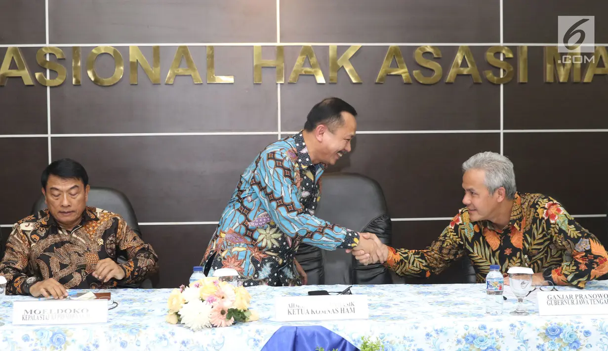 Ketua Komnas HAM Ahmad Taufan Damanik (tengah) bersalaman dengan Gubernur Jateng, Ganjar Pranowo jelang menandatangani MoU Festival HAM Indonesia di Jakarta, Rabu (3/10). Festival HAM Indonesia berlangsung di Wonosobo. (Liputan6.com/Helmi Fithriansyah)