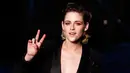 Kristen Stewart berpose saat pemotretan dalam koleksi busana Chanel Cruise 2018/2019, Paris, (3/5). Kristen Stewart tampil memukau dengan blazer gemerlap hitam dengan sepatu boot berenda hitam oleh Alice McCall. (AP Photo/Thibault Camus)