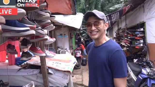 Beli Baju Rp 10 Ribuan, Ini 6 Momen Citra Kirana dan Rezky Aditya Belanja di Pasar