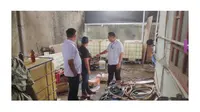 Ditreskrimsus Polda Lampung saat menggerebek gudang BBM di Rajabasa, Bandar Lampung. Foto (Humas Polda Lampung)