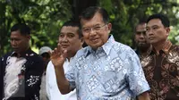 Wapres Jusuf Kalla (JK) mendatangi  TPS 03 Kelurahan Pulo, Jakarta Selatan, Rabu (19/4). Ditemani istri, Mufidah Kalla dan sang cucu, JK memberikan suaranya pada Pilkada DKI putaran kedua di TPS bernuansa Betawi tersebut. (Liputan6.com/Herman Zakharia)