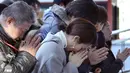 Warga memanjatkan doa di kuil Hie di Tokyo, Jepang (1/1). Warga Jepang memiliki cara tersendiri saat tahun baru. Mereka mendatangi kuil untuk berdoa meminta kebaikan selama menjalani tahun yang baru. (AP Photo/Koji Sasahara)