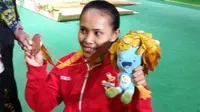 Atlet Angkat berat Indonesia, Ni Nengah Widiasih, menunjukkan medali perunggu yang diperolehnya di Paralimpiade Rio 2016, Jumat (9/9/2016) WIB. (Bola.com/Twitter/Kemenpora)
