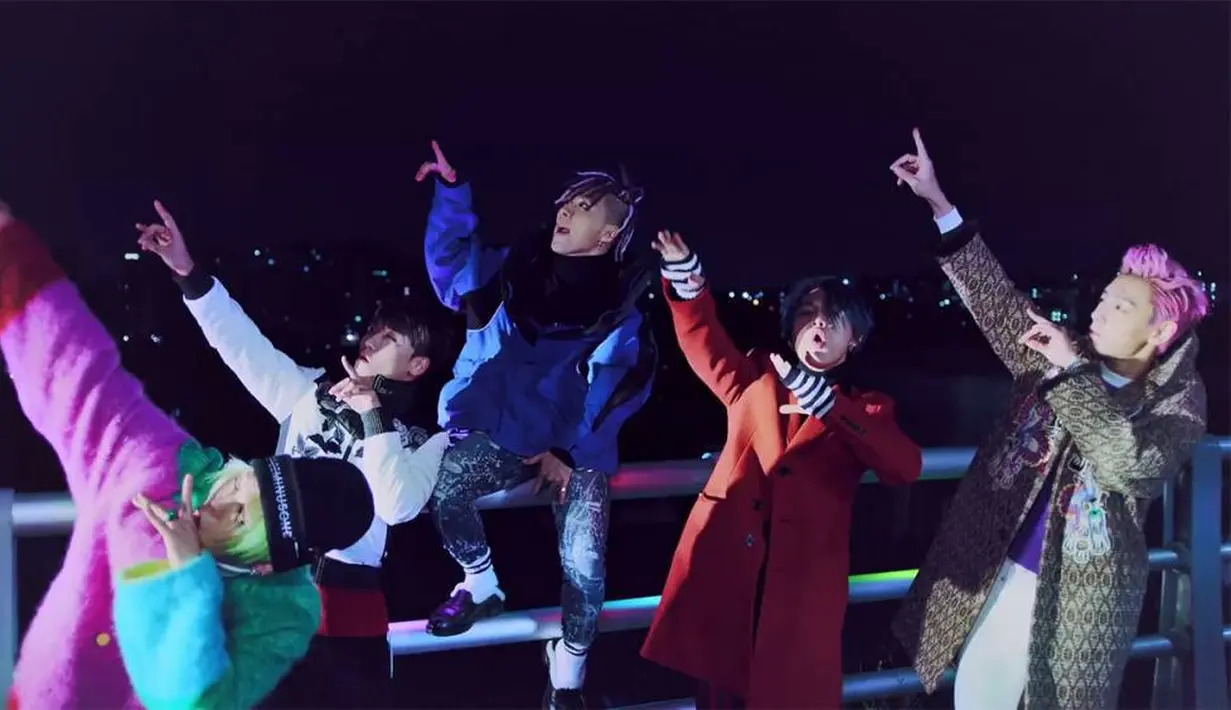 Meski nama mereka sudah mendunia, personil Big Bang nggak pernah lupa diri. Mereka saling mendukung satu sama lain. (Soompi)