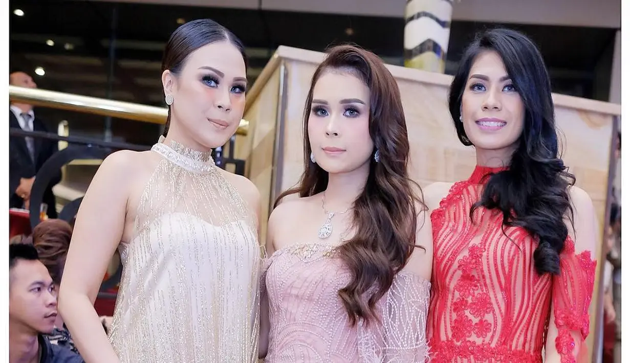 Nah, foto-foto trio putri Otto Hasibuan (Otto's Angels atau Hasibuan's Angels) jadi bukti bahwa mereka memang punya selera fashion yang keren, ya! [Foto: Instagram @putrihasibuan]