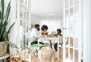 Ilustrasi keluarga, rumah, kegiatan asyik. (Photo by Jimmy Dean on Unsplash)