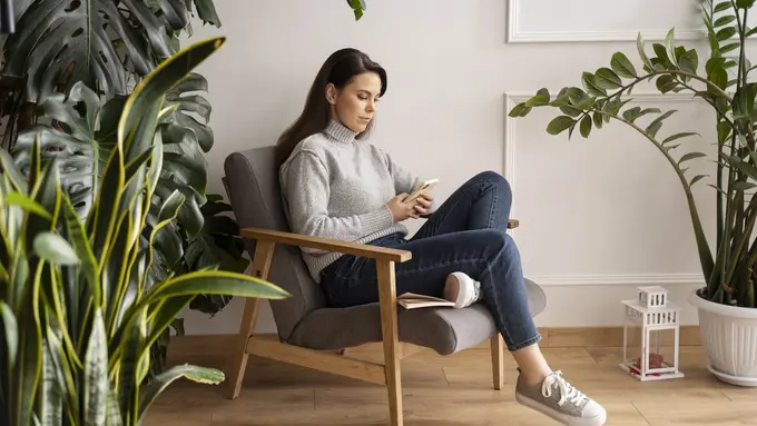 wanita agustus duduk