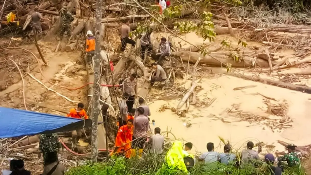 Lokasi longsor yang menimbun ayah dan anak di Desa Koto Ruang, Kabupaten Rokan Hulu.