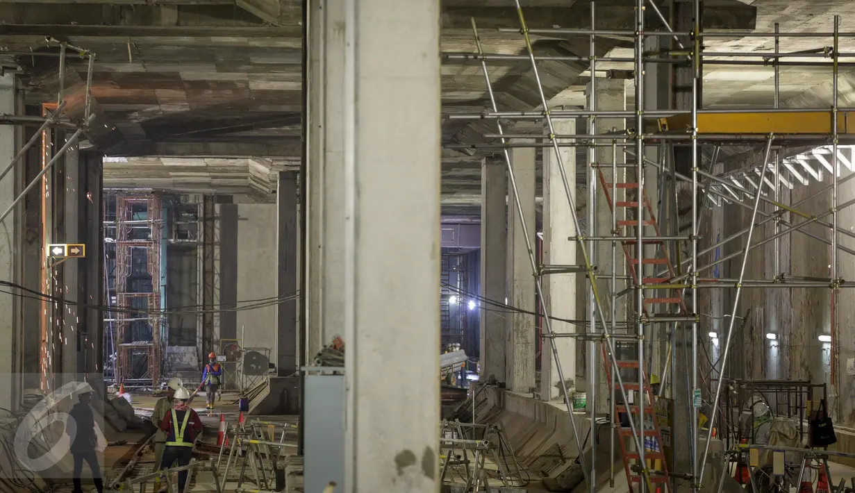 Suasana pengerjaan proyek pembangunan MRT di Bundaran Hotel Indonesia (HI), Jakarta, Senin (20/3). MRT fase 2 direncanakan melayani rute Bundaran HI-Kampung Bandan, namun diubah menjadi Bundaran HI-Ancol Timur. (Liputan6.com/Faizal Fanani)