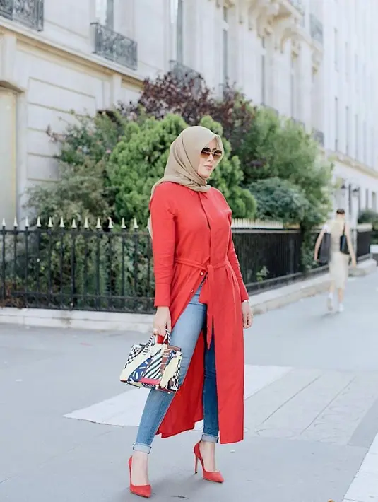 Modis, cukup padukan kemeja tunik dengan celana jeans. Biar makin stand out pilih heels warna senada (Instagram/ollaramlan).