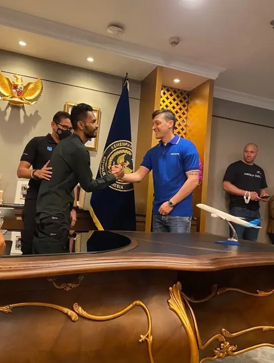 Martunis Ronaldo juga sering bertemu dengan pesepak bola yang datang ke Indonesia. Seperti saat Mesut Ozil sambangi Tanah Air. Diketahui, Mesut Ozil merupakan rekan Cristiano Ronaldo di Real Madrid kala itu. (Liputan6.com/IG/martunis_ronaldo)