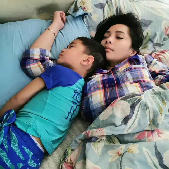 6 Potret Pose Tidur Nagita Slavina yang Tetap Telihat Cantik