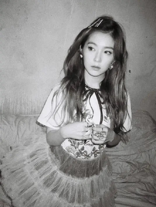 "Aku biasanya tak memakai makeup, tapi saat harus pakai, aku sua dengan gaya polos. Aku hanya menggambar alis dan memakai lipstik. Aku sebenarny ta pintar pakai makeup," ujarnya. (Foto: soompi.com)