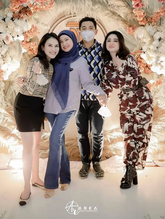 <p>Dewi Perssik pun hadir di acara Ayu mengenakan jumpsuit motif abstrak warna kecokelatan. Busana tersebut pun dipadukan dengan sepatu boots heels hitam dan tas pinggang kecil kecokelatannya.&nbsp;@arka_photographyy</p>