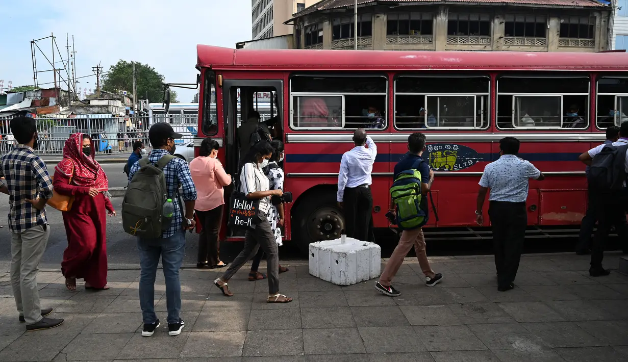 Komuter menaiki bus di Kolombo, Rabu (2/3/2022). Sri Lanka sehari sebelumnya mengumumkan pemadaman listrik setiap hari selama tujuh setengah jam secara nasional, terlama dalam lebih dari seperempat abad, karena krisis valuta asing membuatnya tidak dapat mengimpor minyak. (Ishara S. KODIKARA/AFP)