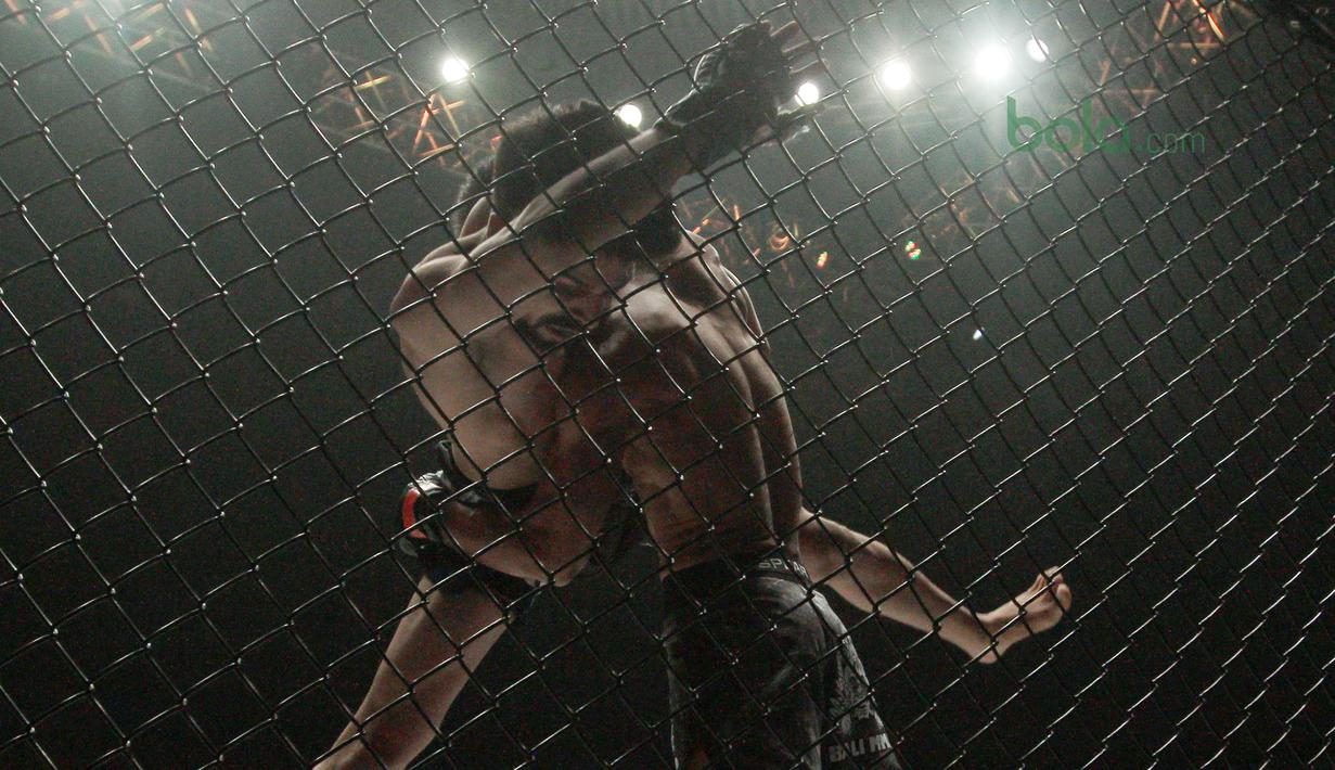 Teknik kuncian Jijutsu dari Stefer Rahardian (kanan) mengunci Himanau Kaushik pada ajang One Championship 2018 di Jakarta Convention Center, Sabtu (12/5/2018). Stefer Rahardian mudah pada menit kedua ronde pertama. (Bola.com/Nick Hanoatubun)
