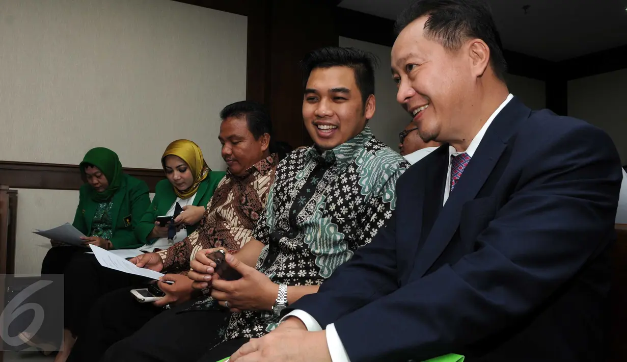 Kuasa hukum PPP kubu Djan Faridz dan beberapa simpatisan partai menghadiri sidang perdana di PN Jakarta Pusat, Selasa (15/3). Hakim menunda sidang gugatan PPP kubu Djan Faridz terhadap Presiden Jokowi beserta 2 menterinya. (Liputan6.com/Helmi Afandi)