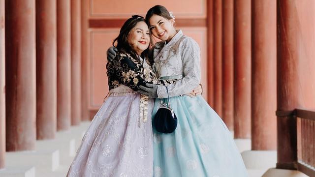 Sang Ibu Bayangkan Suami Masih Ada, Ini 6 Potret Jessica Mila dan Ibundanya