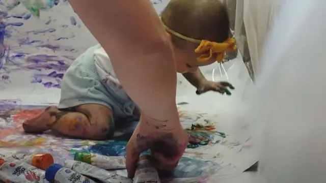 6 Momen Seru Claire Anak Shandy Aulia Main Finger Paint, Penuh Cat Bikin Gemas