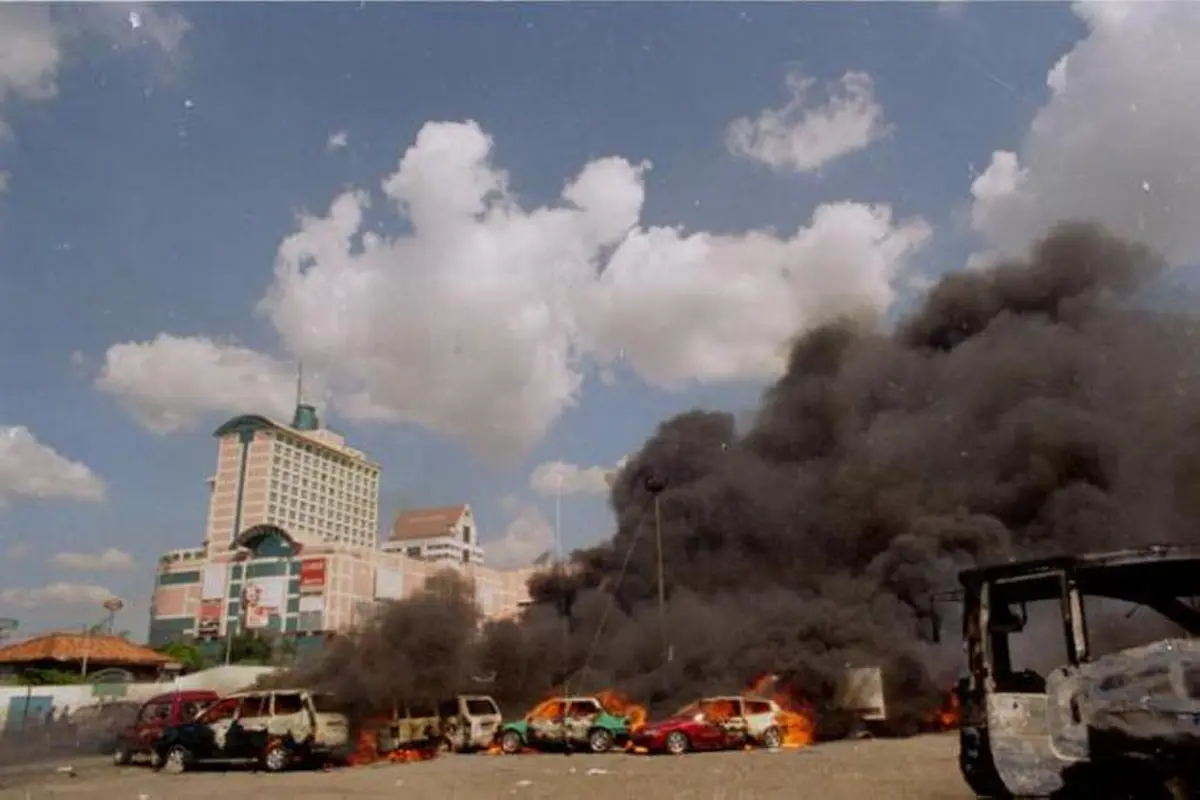 10 Foto yang Mengingatkan Generasi 90-an pada Kerusuhan Mei 98