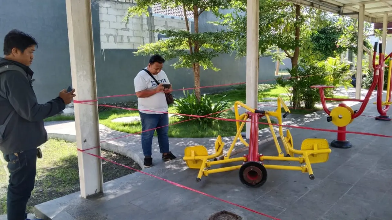Alat olahraga yang menimpa balita hingga meninggal di Gresik, Jawa Timur. (Foto: Liputan6.com/Dian Kurniawan)