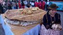 <p>'S&aacute;ndwich de Chola' adalah hidangan ikonik La Paz yang berada di ketinggian 3.600 meter di atas permukaan laut. (AP Photo/Juan Karita)</p>