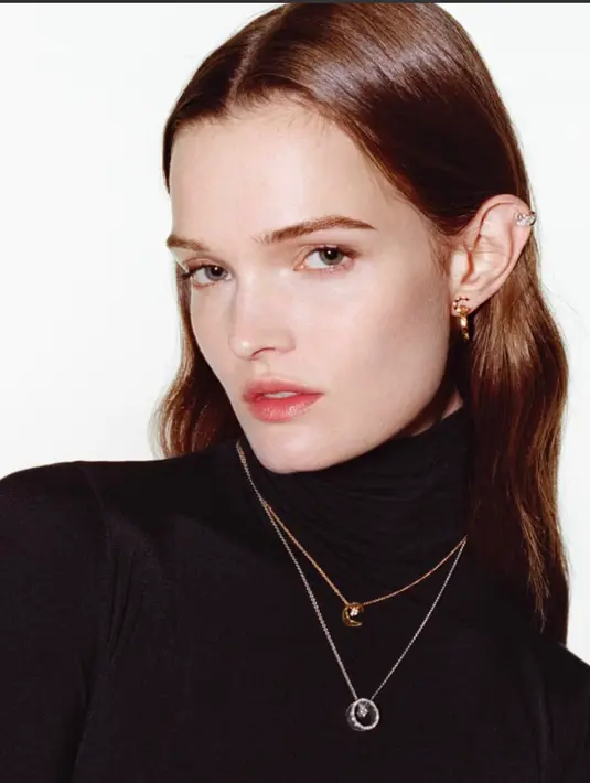 Dua interpretasi baru—kalung pas di leher (close-fitting necklace) dan choker—melekat pada kulit dengan presisi sensual, menandai evolusi signifikan baik dari sisi teknik maupun ekspresi gaya.  [Dok. CHANEL]