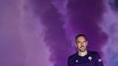 Rekrutan baru Fiorentina, Franck Ribery, menyapa suporter saat sesi perkenalan di Stadion Artemio Franchi, Florence, Kamis (22/8). Gelandang asal Prancis ini didatangkan secara gratis dari Bayern Munchen. (AFP/Andreas Solaro)