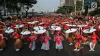 Penari menampilkan tarian khas Indonesia saat car free day (CFD) di Jalan Sudirman, Jakarta, Minggu (4/8/2019). Sebanyak 2.000 penari menampilkan 10 tarian khas Indonesia untuk menyatukan masyarakat yang sempat terpecah belah sehabis Pemilu 2019. (Liputa6.com/JohanTallo)