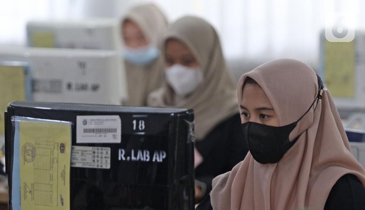 Sejumlah murid sedang Uji Sertifikasi Kompetensi (USK) di SMKN 51, Jakarta, Rabu (7/4/2021). Para murid diwajibakan membawa makanan sendiri  dan mengikuti syarat & panduan sekolah tatap muka seperti membuka pintu dan jendela.(Liputan6.com/Herman Zakharia)