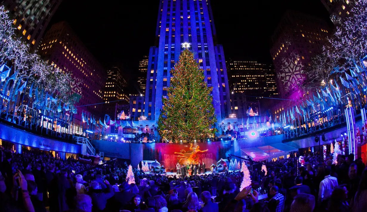 Pohon Natal ini terletak di Rockefeller Center, New York, dan sangat identik dengan kota tersebut bahkan kerap masuk dalam film produksi Hollywood. Tinggi pohon natal ini 24 meter.(Dailymotion)