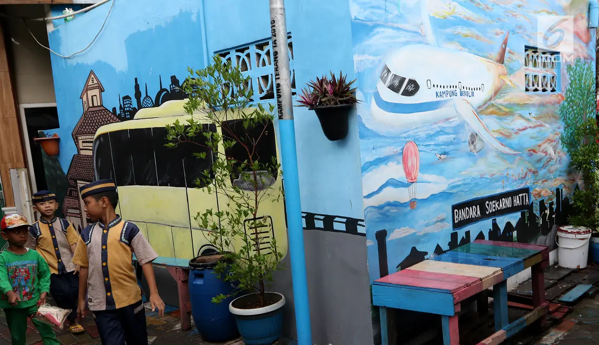 Anak-anak melintas dengan latar belakang warna-warni cat dinding dan grafiti di Kampung Bekelir, Babakan Kota Tangerang, Jumat (16/11). Sebanyak 120 seniman mural dilibatkan untuk mengecat rumah. (Liputan6.com/Fery Pradolo)