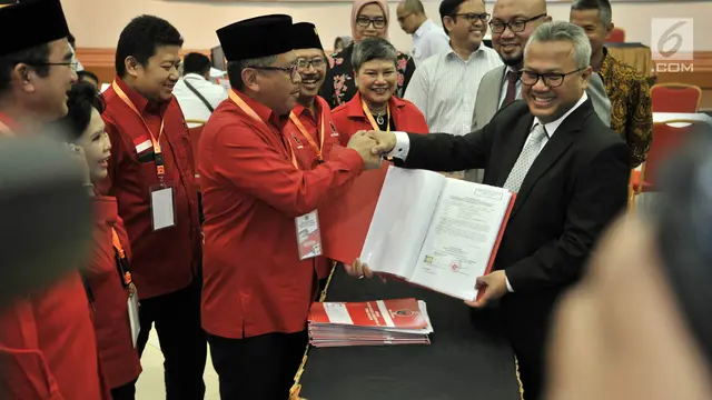 Salam Metal Hasto Kristiyanto Saat Daftarkan Bakal Caleg PDIP ke KPU