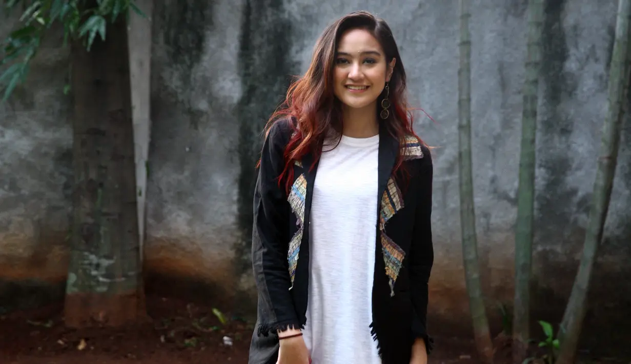 Artis peran Salshabilla Adriani mengaku bangga didapuk menjadi cover novel karya Anggun Prameswari. Ia menjadi salah satua artis yang menjadi cover dari tiga buku bertajuk Second Chance series. (Nurwahyunan/Bintang.com)