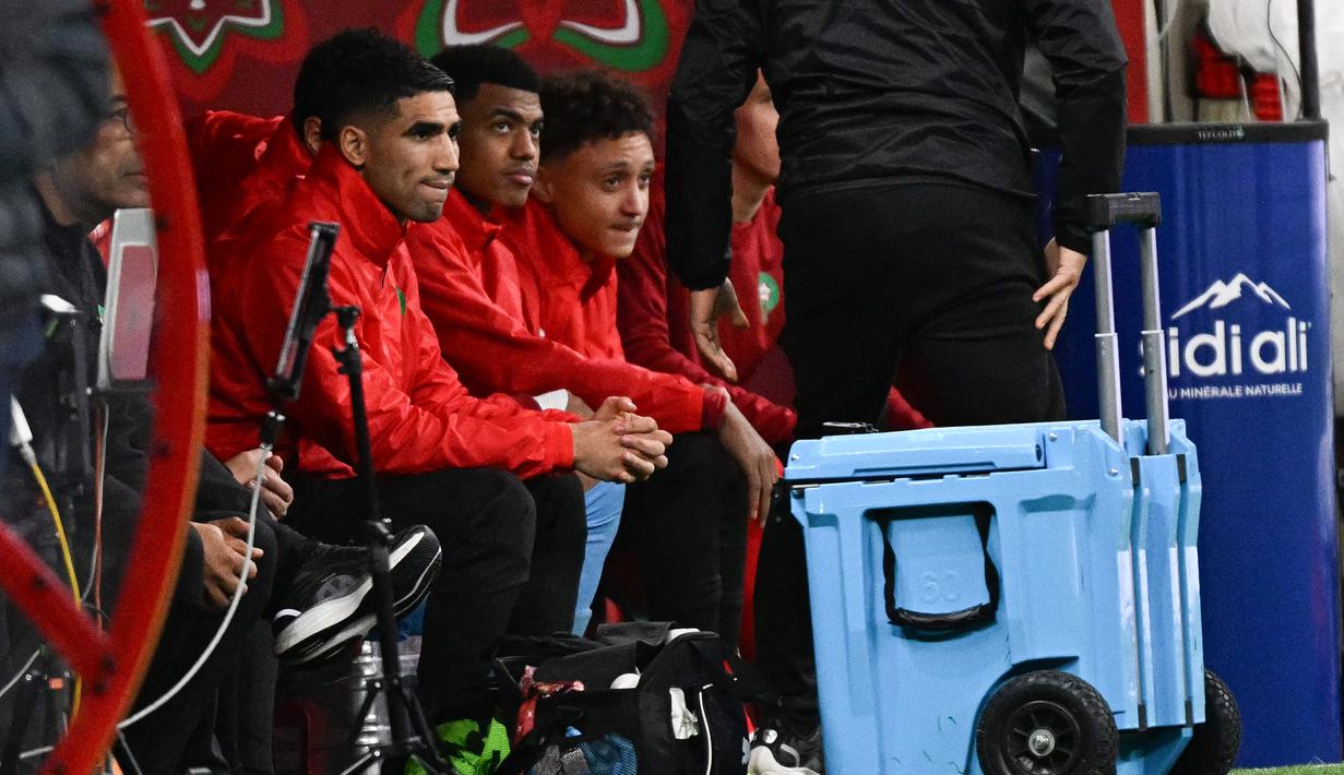 Sayangnya, Achraf Hakimi tak diturunkan oleh pelatih Walid Regragui. Ia tetap menghangatkan bangku cadangan hingga pertandingan berakhir. (AFP/Gabriel Bouys)