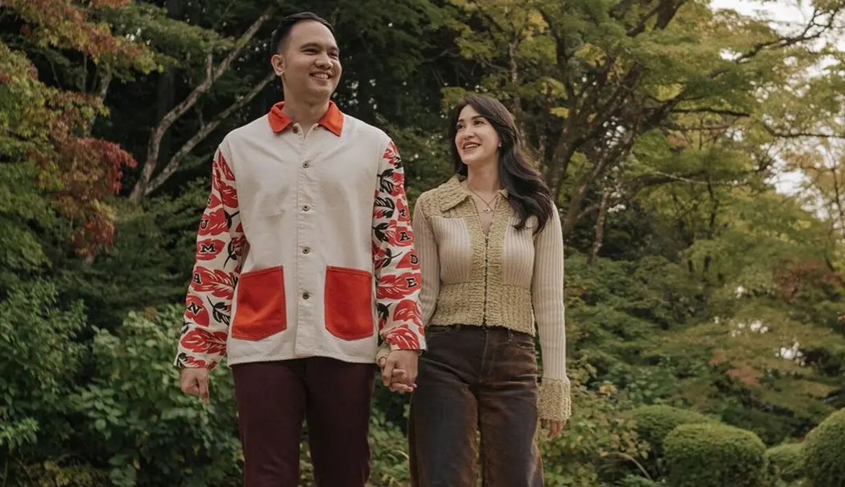 Elma Agustin atau Elma eks girlband Princess tengah bahagia dilamar kekasihnya saat liburan ke Jepang. Dalam potret yang dibagikan, Elma tampak begitu bahagia, memancarkan senyum yang tak bisa disembunyikan, menandakan cinta dan kebahagiaan yang ia rasakan. (Liputan6.com/IG/@elmaaa_e)
