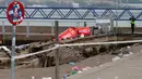 Petugas polisi mengambil foto di lokasi robohnya platform panggung dari kayu pada festival musik di tepi laut di Vigo, Spanyol, Senin (13/8). Penonton memenuhinya sampai sesak, dan akhirnya roboh sebelum tengah malam, Minggu (12/8). (AP/Lalo R. Villar)
