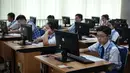 Sejumlah siswa mengikuti Ujian Nasional (UN) berbasis komputer atau Computer Based Test (CBT) di SMPK Penabur 2, Jakarta, Senin (4/5). SMPK Penabur 2 menjadi satu-satunya SMP yang melaksanakan UN berbasis komputer di Jakarta. (Liputan6.com/Faizal Fanani)