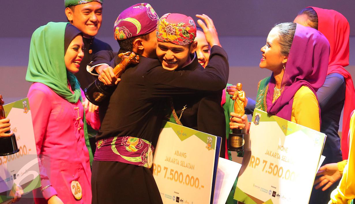 Dony Febriansyah (tengah) dipeluk rekannya saat terpilih  menjadi Abang None Jakarta Selatan 2016 di Jakarta, Jumat (20/5).Acara tersebut dihadiri juga oleh Wakil Wali Kota Jakarta Selatan, Irmansyah. (Liputan6.com/Angga Yuniar)