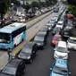 Bus Transjakarta melintas di Jalan Mampang Prapatan Raya, Jakarta, Kamis (6/10). Pemprov DKI Jakarta berencana mengganti bus Transjakarta dengan merek berstandar dunia seperti bus lower deck tipe low entry K250 Scania. (Liputan6.com/Helmi Fithriansyah)