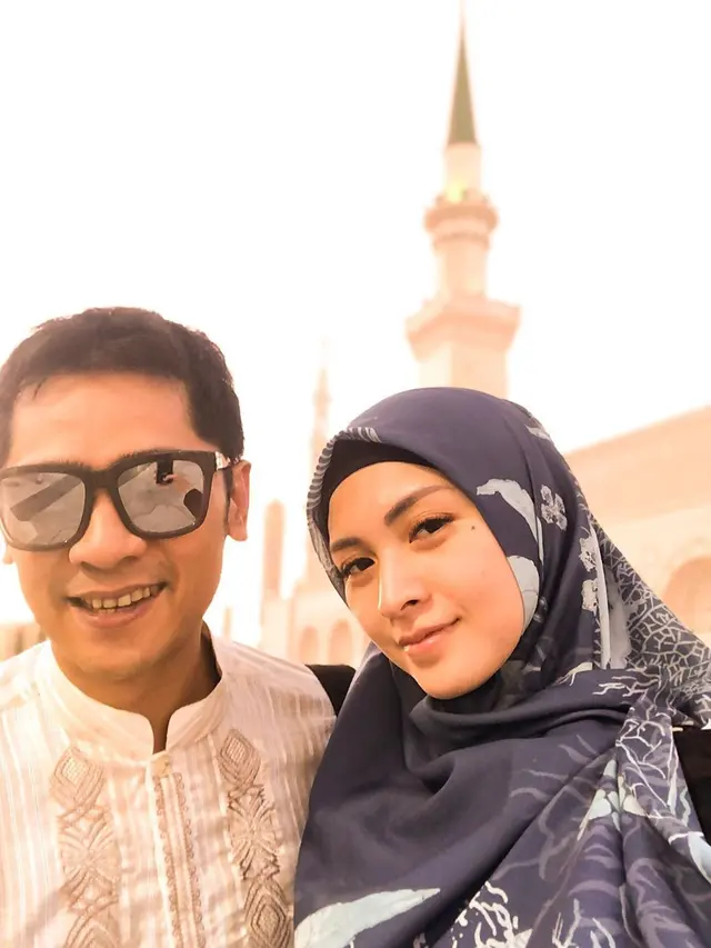 FOTO: Momen Kebersamaan Donita dan Adi Nugroho Saat Umrah di Tanah Suci