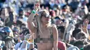 Penonton wanita berjoget saat menghadiri hari kedua Festival Musik Coachella dan Arts Festival di Indio, California (15/4). Festival ini selalu ditunggu pecinta musik dunia dan juga selebriti Hollywood. (Frazer Harrison/Getty Images for Coachella/AFP)