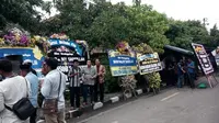 Puluhan karangan bunga memenuhi depan rumah pilot pesawat latih tempur milik TNI AU Super Tucano 3108 Mayor Penerbang Ivy Safatillah. (Liputan6.com/Fathi Mahmud)