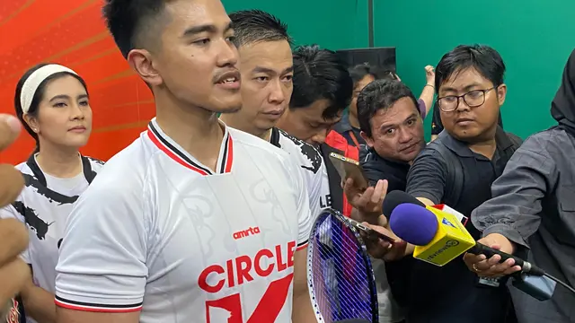 Ketum PSI Kaesang Pangarep menyerahkan rekomendasi dukungan di PIlkada 2024.