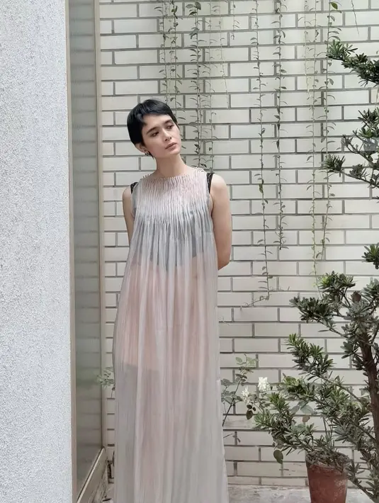 Renata tampil elegan dengan dress flowy sheer putih sleeveless dari brand saya.tales. Dipadukan inner tanktop hitam dan sandalnya.  [@renata711]