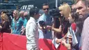 Pebalap Manor Racing asal Indonesia, Rio Haryanto, diwawancarai beberapa media seusai kualifikasi F1 GP Spanyol di Sirkuit Catalunya, Spanyol, Sabtu (14/5/2016). (Bola.com/Reza Khomaini)