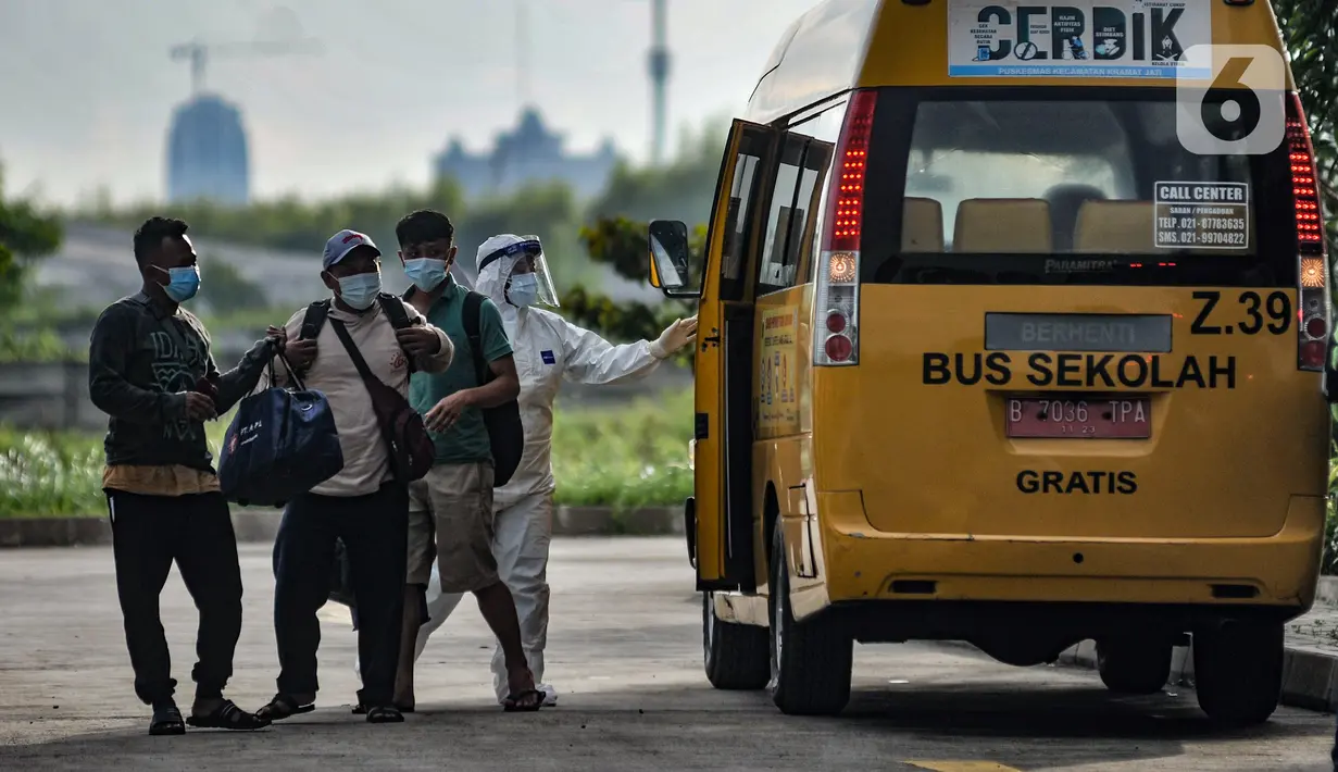 Mobil ambulans yang membawa pasien COVID-19 tiba di Rusun Nagrak, Cilincing, Jakarta, Senin (21/6/2021). Pemprov DKI Jakarta mulai mengaktifkan Rusun Nagrak sebagai tempat isolasi mandiri bagi pasien COVID-19 tanpa gejala. (merdeka.com/Iqbal S. Nugroho)