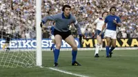 Kiper tim nasional Italia, Dino Zoff, pada pertandingan melawan Cekoslovakia, pada perebutan tempat ketiga, di Stadion Olimpico, 21 Juni 1980. (UEFA)